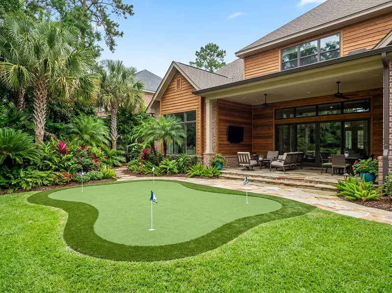 500 sq ft Natural cedar Contoured green Tropical putting green