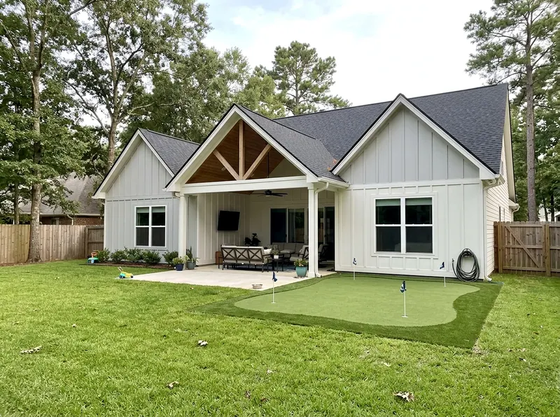 300 sq ft White Putting green Modern Farmhouse putting green