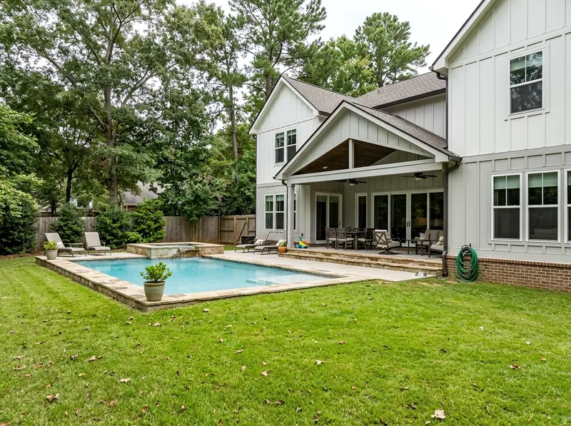 Family yard White Standard finish Modern Farmhouse shotcrete pool